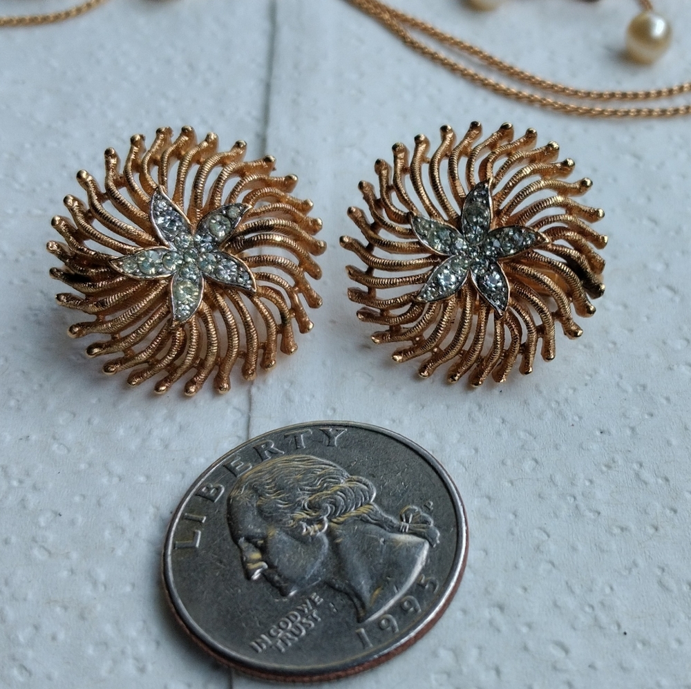 CROWN TRIFARI PARIS RUE DE LA PAIX RHINESTONE MAPLE LEAF EARRINGS